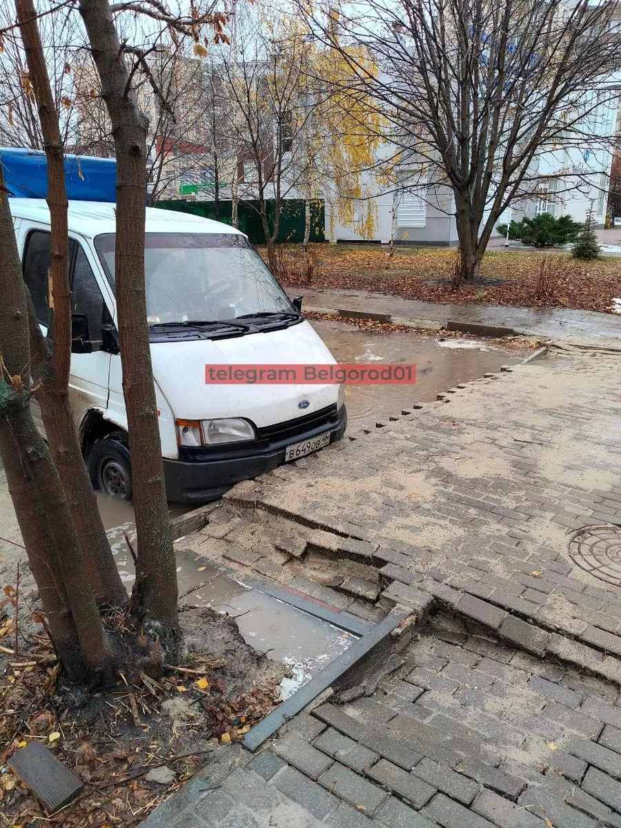 Провалившийся грузовик. Фото: Белгород №1