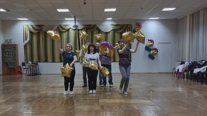    Кадр из видео с исполнением друзьями песни-переделки «Танцуй, Россия!» (Глюкоза) на юбилее у подруги