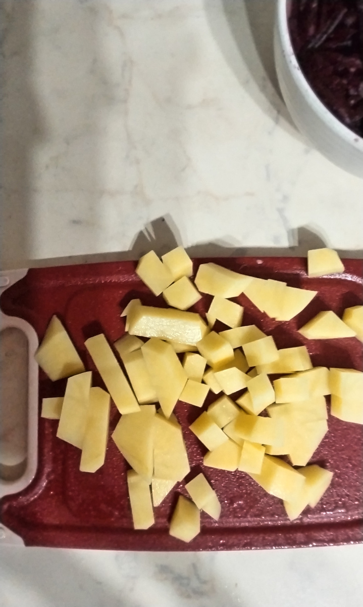 Потом на терке три солёных огурца