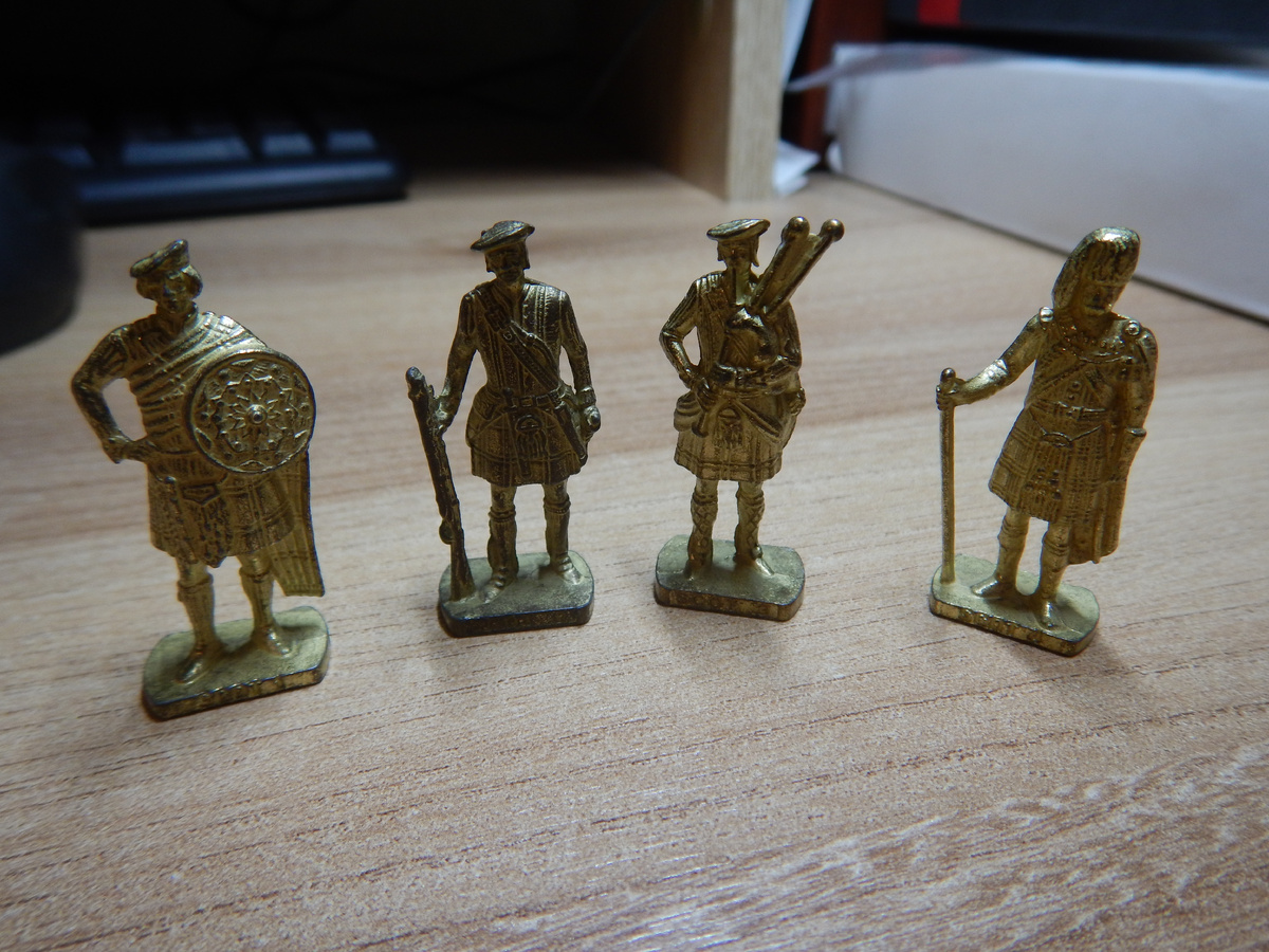 Набор шотландцев из личной коллекции автора.  Вид спереди.