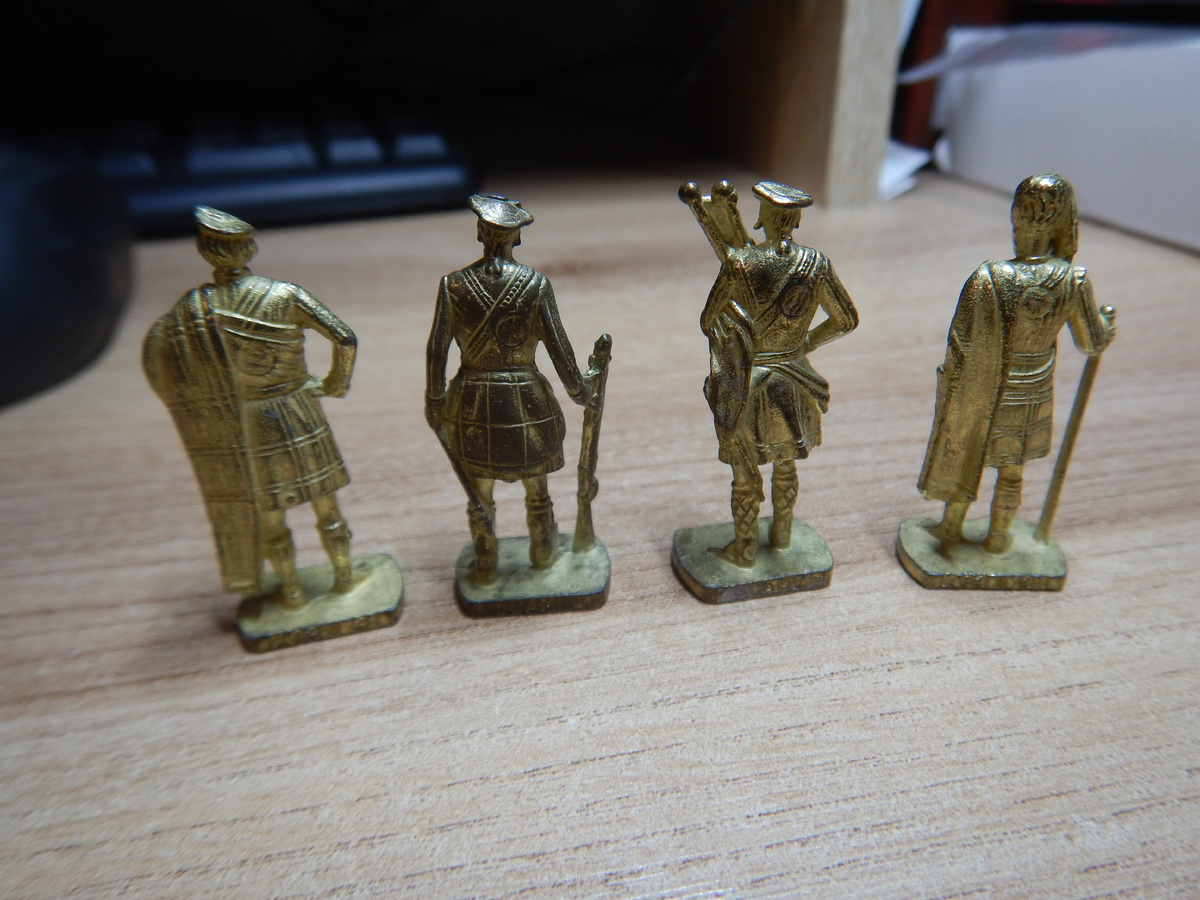 Набор шотландцев из личной коллекции автора.  Вид сзади.