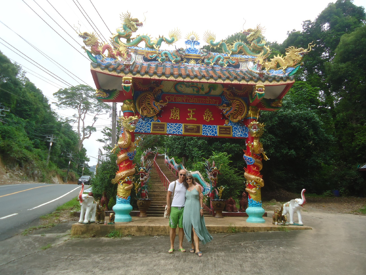 Wat Chao Po Koh Chang - китайский храм на острове Чанг, Таиланд.
Находится на горе, между пляжем White Sand Beach и паромной переправой, соединяющей остров с материком.