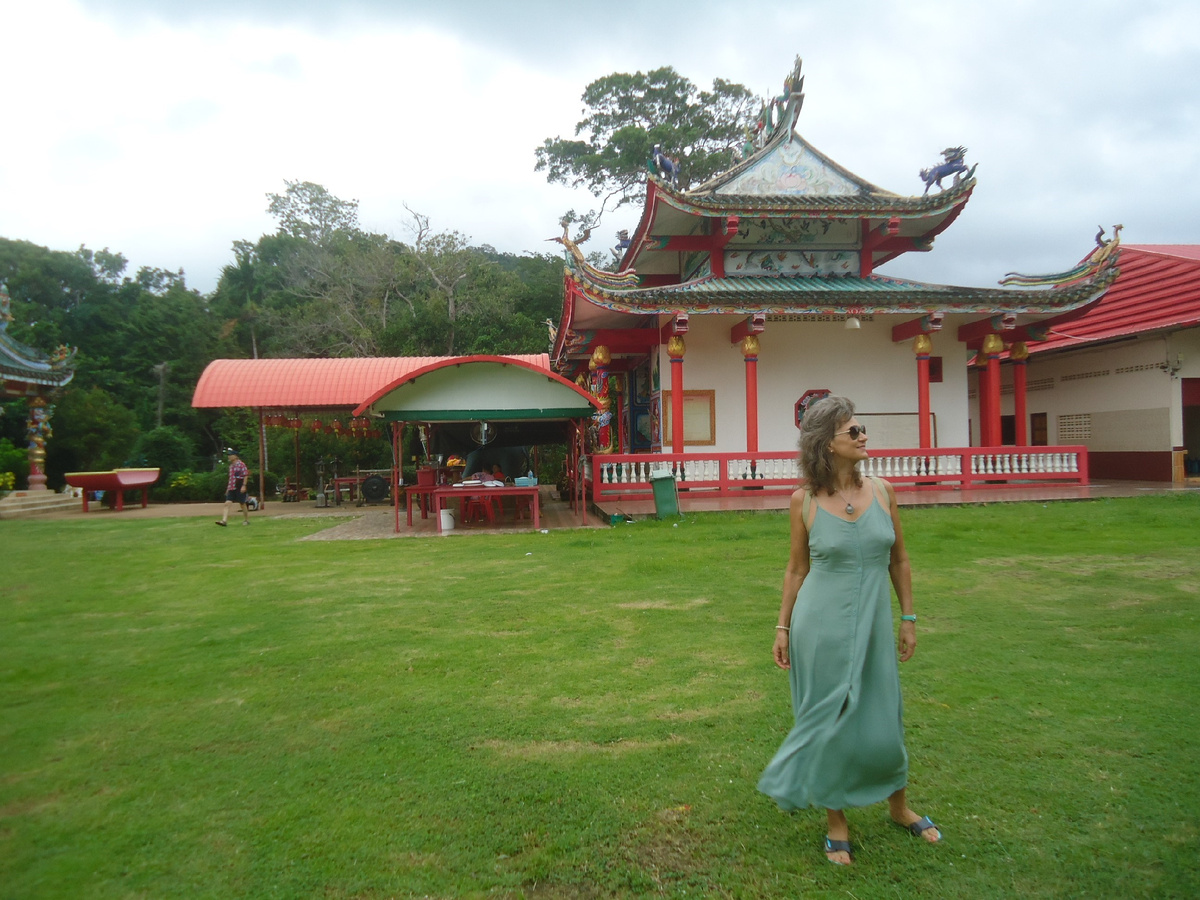 Wat Chao Po Koh Chang - китайский храм на острове Чанг, Таиланд.
Находится на горе, между пляжем White Sand Beach и паромной переправой, соединяющей остров с материком.