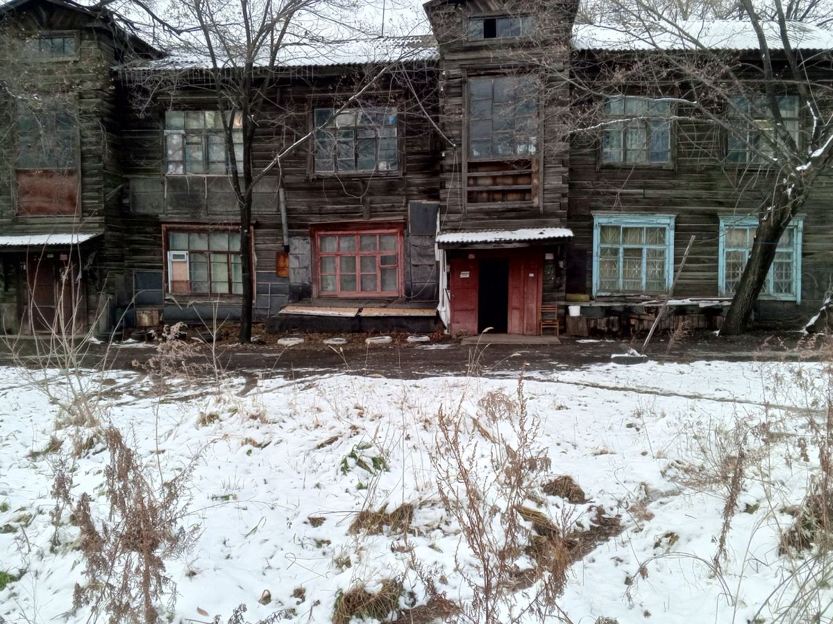 Жилое здание. Как здесь справляют праздники?Выдержит ли оно новогодний танцпол?Неделю мимо него хожу и тишина