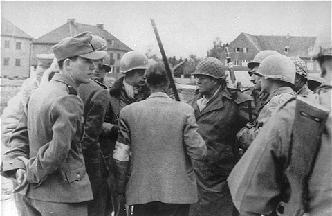 Эсэсовцы ведут переговоры с генералом Хеннингом Линденом во время освобождения концентрационного лагеря Дахау.