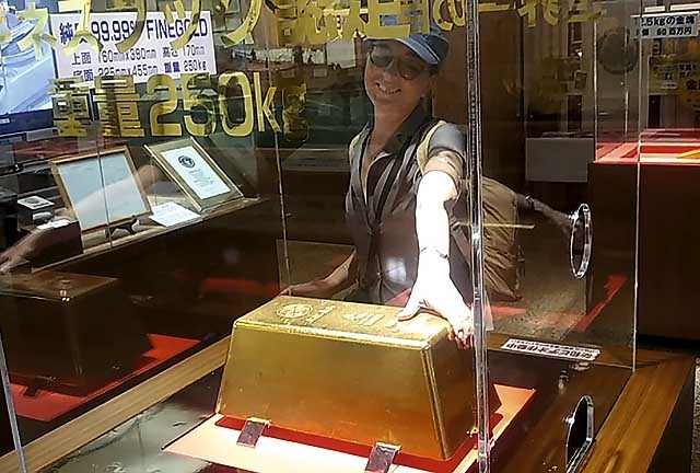Золотой слиток массой 250 кг отлит в Японии. На фото Юлия Коровина. 