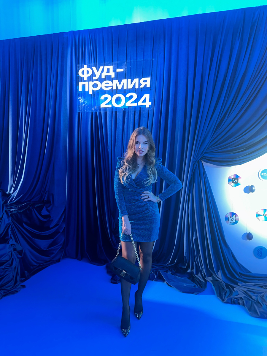 У главного фото стенда