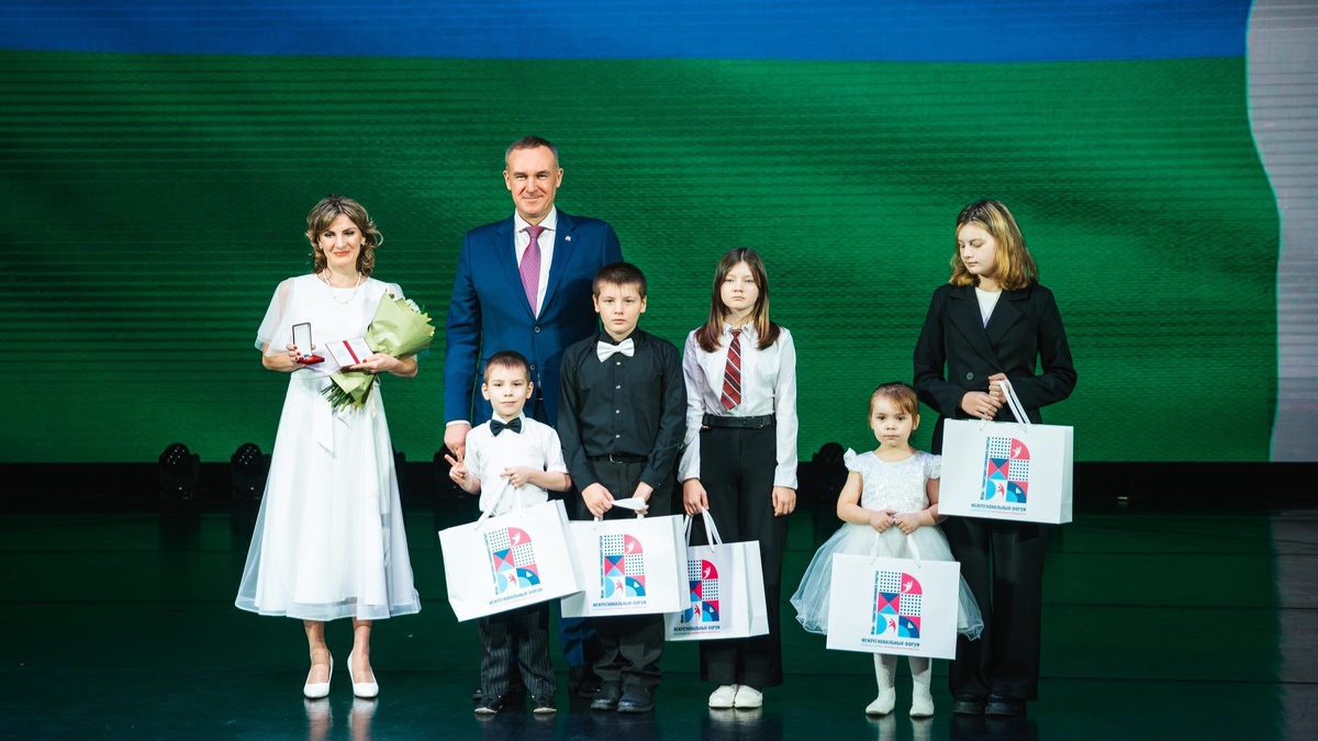    Губернатор Югры вручил награды многодетным семьям