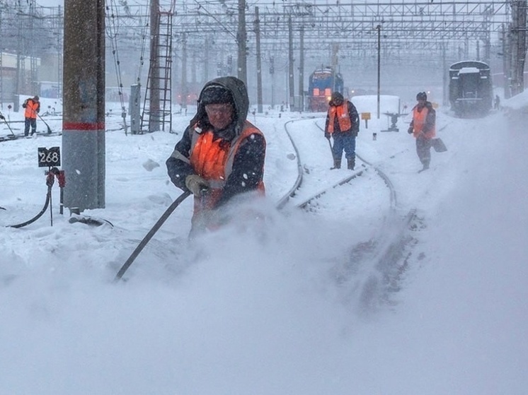 Расчистка путей идет местами обычным "лопатным" способом.  фото: картинки яндекса.