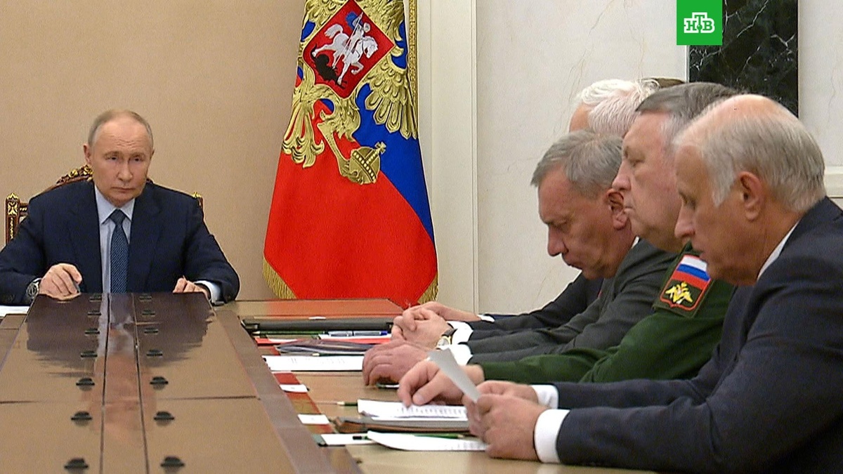    Путин провел совещание с представителями Минобороны и предприятий ВПК