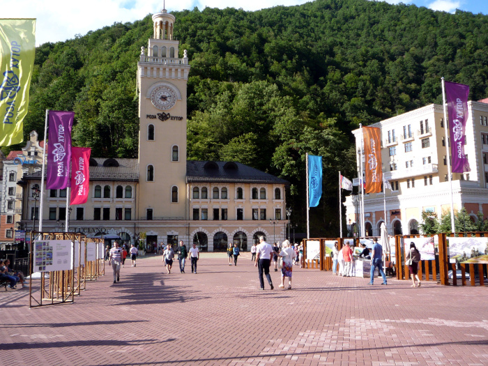 Ратуша с часами на Площади Роза. Роза Долина на курорте Роза Хутор