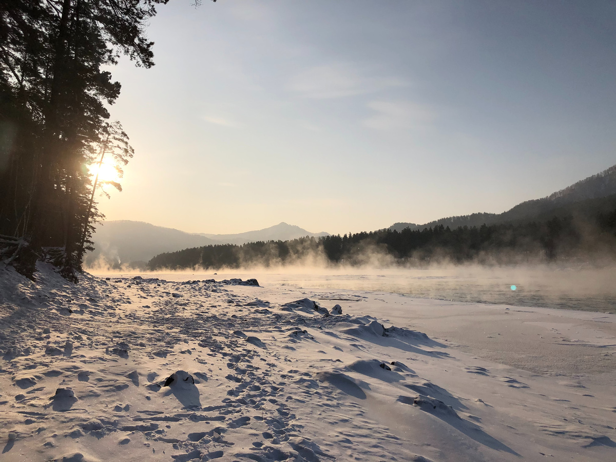 Вид на реку Катунь зимой.