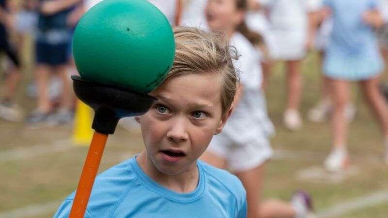    Мальчик, участник эстафеты с вантузом