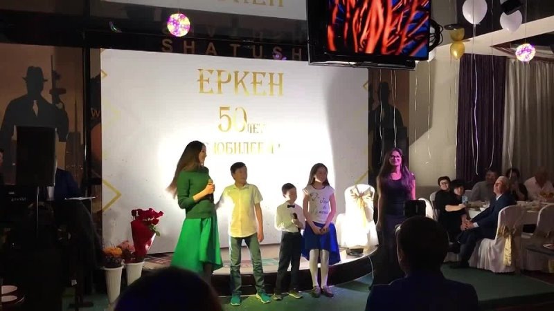    Кадр из видео с исполнением детьми песни-переделки «Папа, мама» («А’Студио») на юбилее у папы