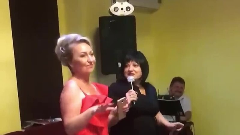 Кадр из видео с исполнением подругой песни-переделки «Твои глаза» (LOBODA) на юбилее у подруги