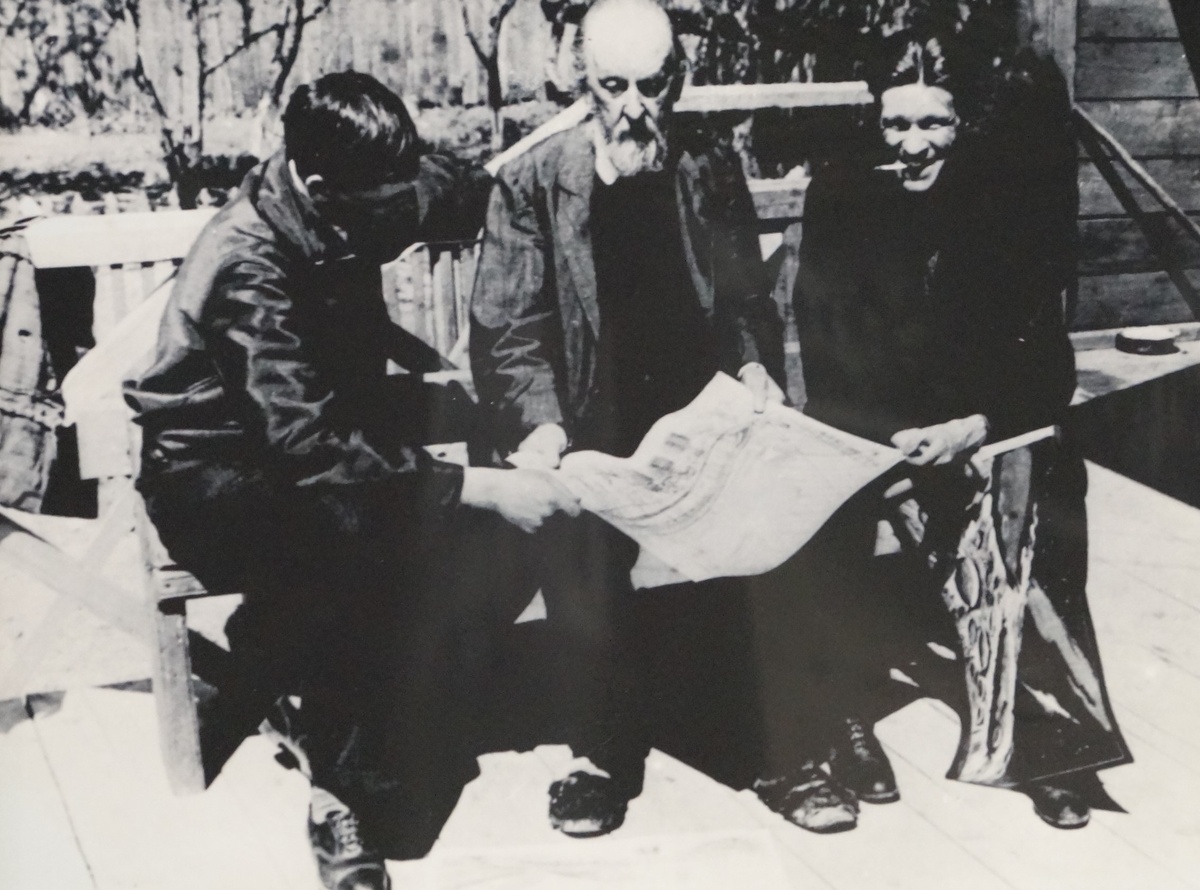 Циолковский консультирует кинематографистов. Фото из фондов калужского Музея космонавтики