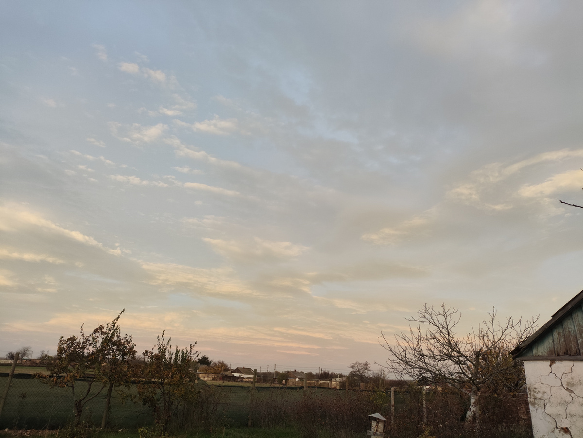 И розоватые сполохи по всему небу