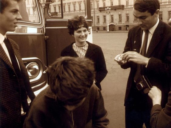 Иностранные туристы меняют валюту на советские рубли.