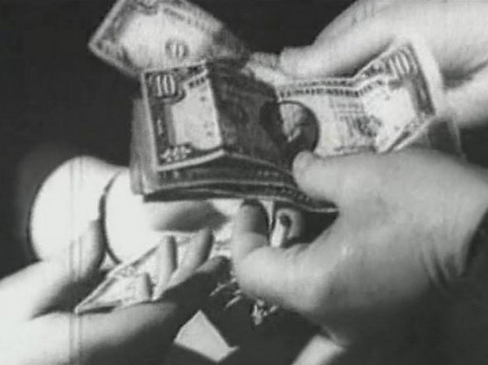 Обмен валюты из рук в руки.