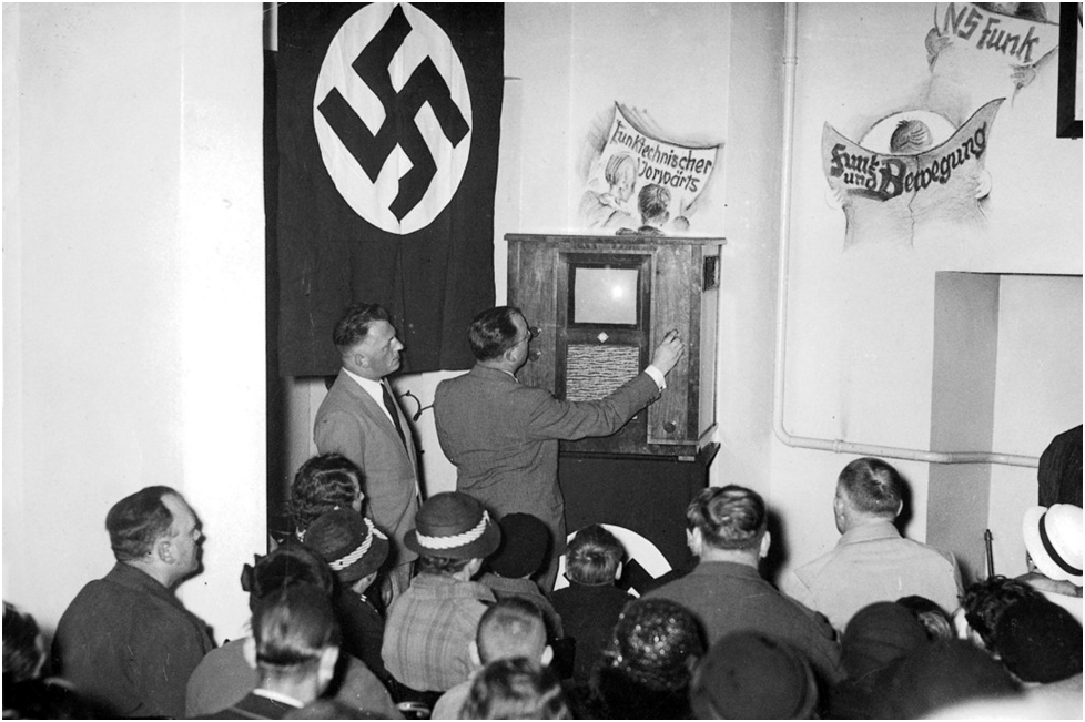 Презентация новой телевизионной технологии в нацистской Германии в 1935 году.