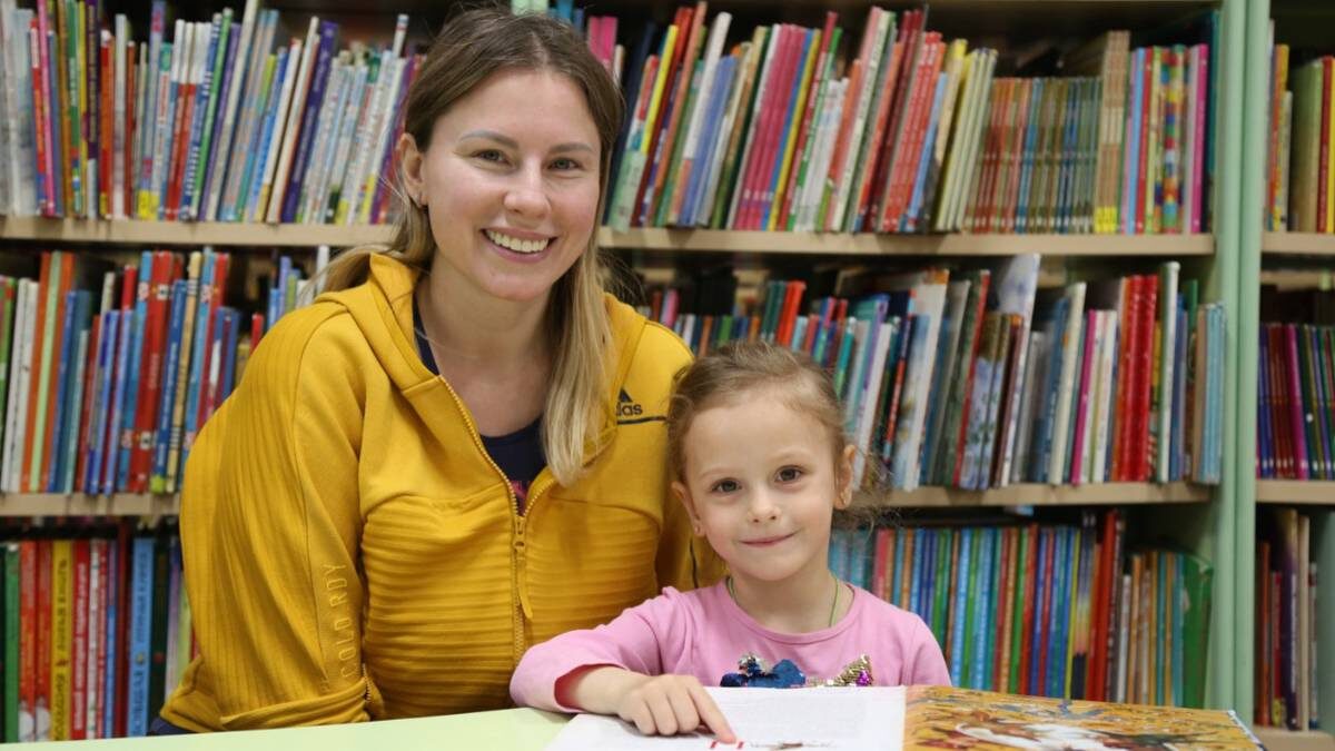    Татьяна Скриница и ее дочь Лиза в зале Детской литературы Российской государственной детской библиотеки. Москвичи по-прежнему активно читают и учат дружить с книгой детей / Фото: Наталья Шатохина / Вечерняя Москва