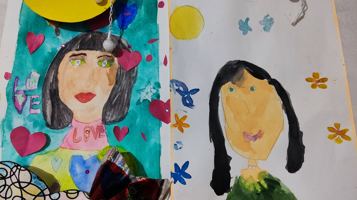 Это в прошлом году рисовали меня дочки. Похоже? 