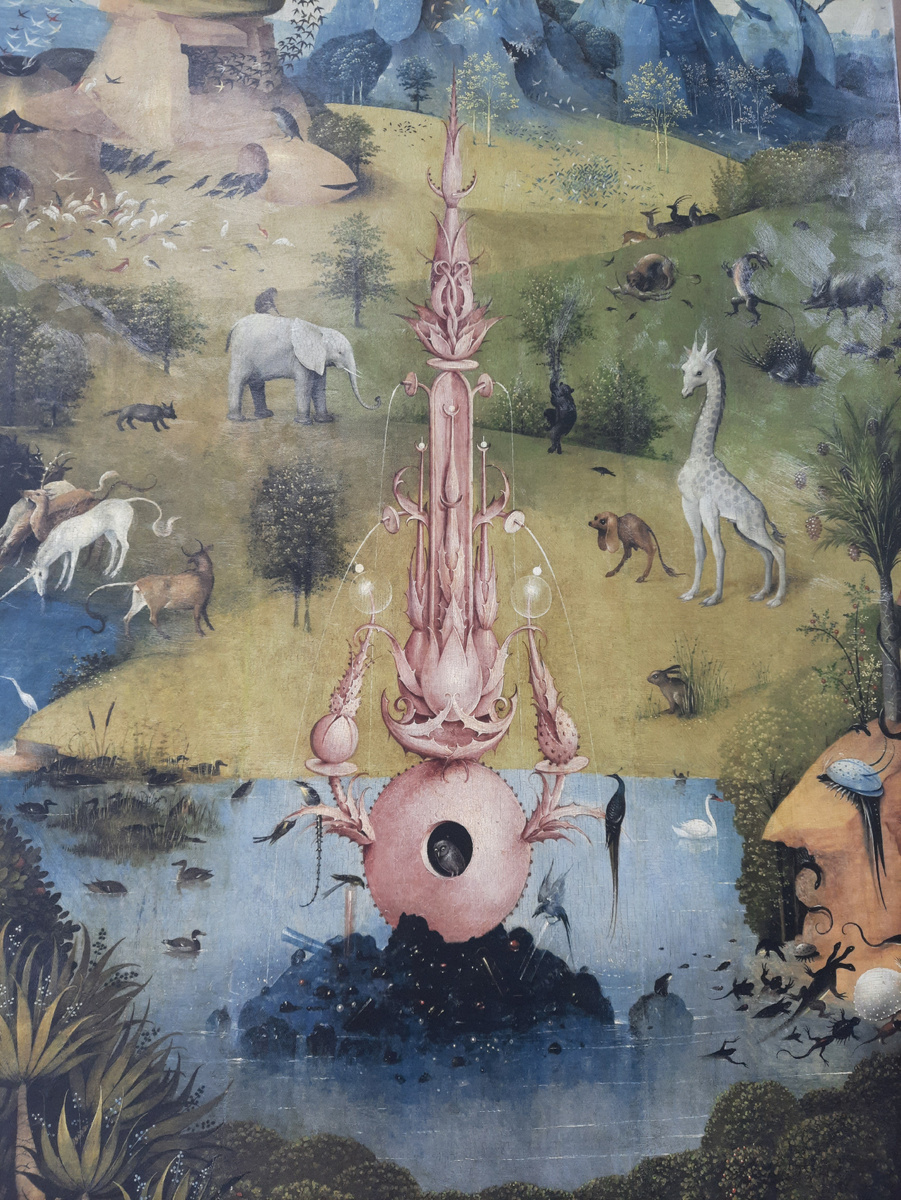 В библии говорится, что ,,..пар поднимался от лица земли и орошал лицо земли,,. Слово ,,пар,, переводилось, как фонтан - его Босх и изобразил в Эдеме.