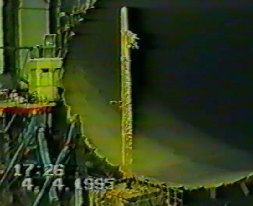 Испытания динамически подобной модели Монумента в аэродинамической трубе Т101 (ЦАГИ им. Жуковского). Кадр из технического фильма «Об исследовании прочности монумента на Поклонной Горе», ЦАГИ, 1995