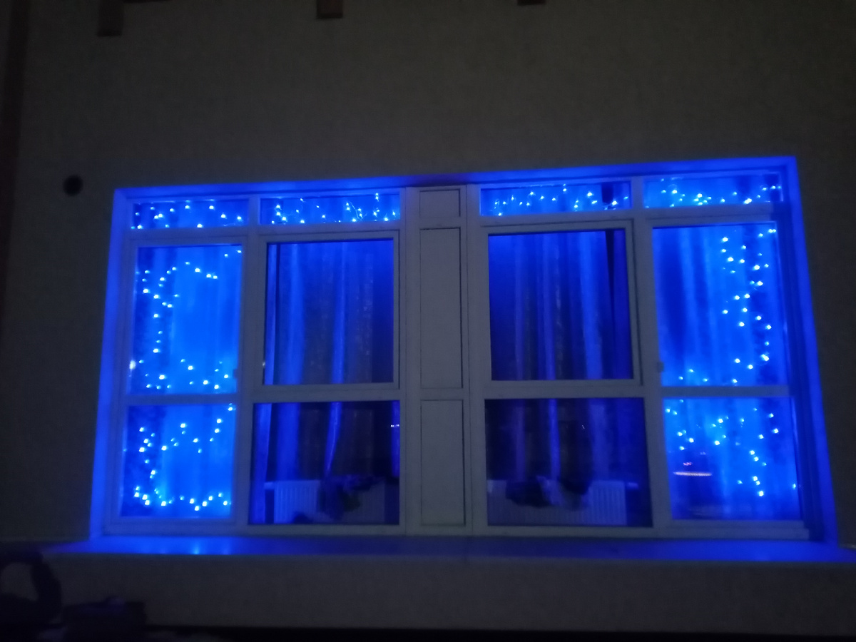 Синяя гирлянда на окне 