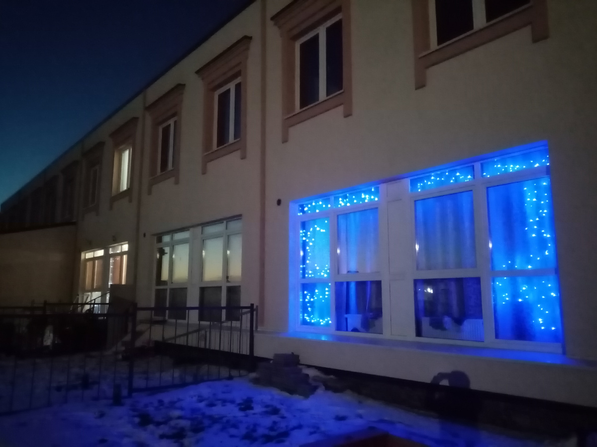 Синяя гирлянда на окне 