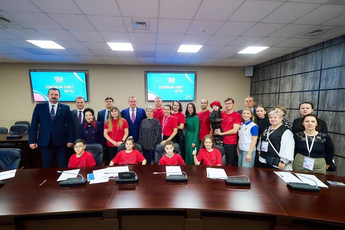    Губернатор Югры Руслан Кухарук вручил награды отличившимся семьям Югры