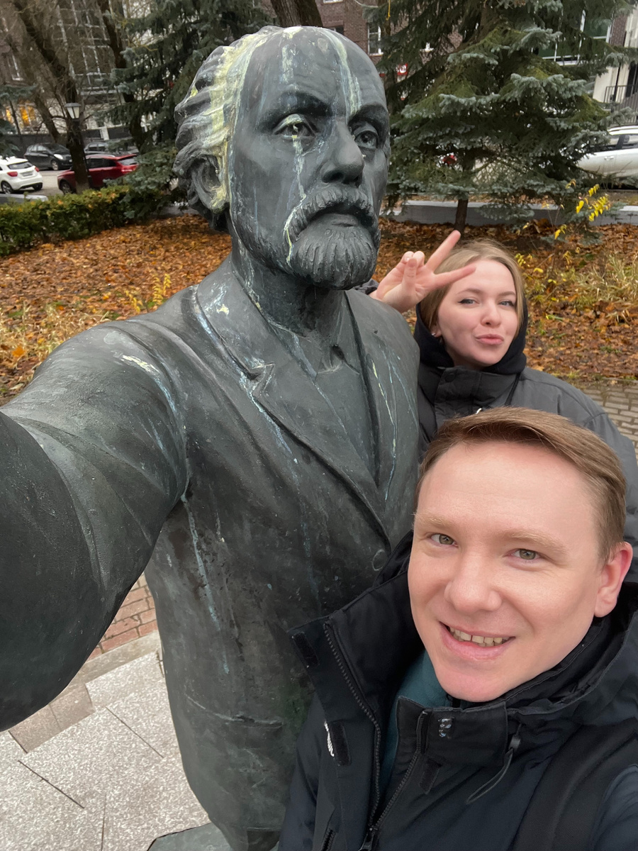 Удачный ракурс для селфи с Циолковским. Фото: Евгений Сомов 