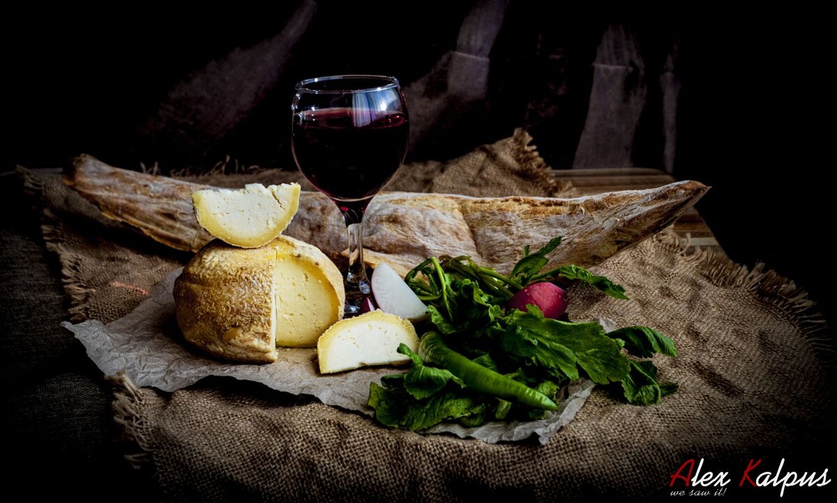 Шотис пури, сыр (дампал хачо), зелень, красное вино. Грузия.