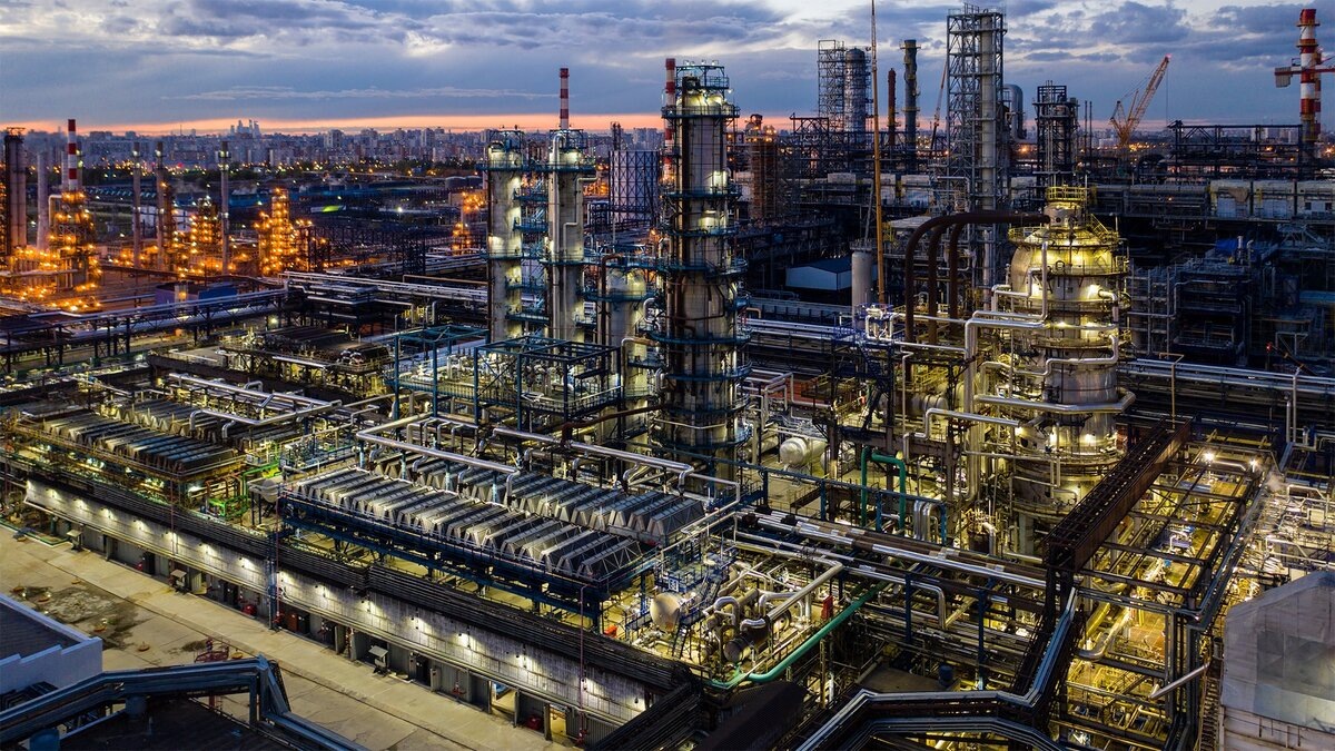 ОНПЗ Омский нефтеперерабатывающий завод. Московский НПЗ – Московский нефтеперерабатывающий завод. Нефтеперегонный завод Капотня площадь. Ангарск нефтеперерабатывающий завод.