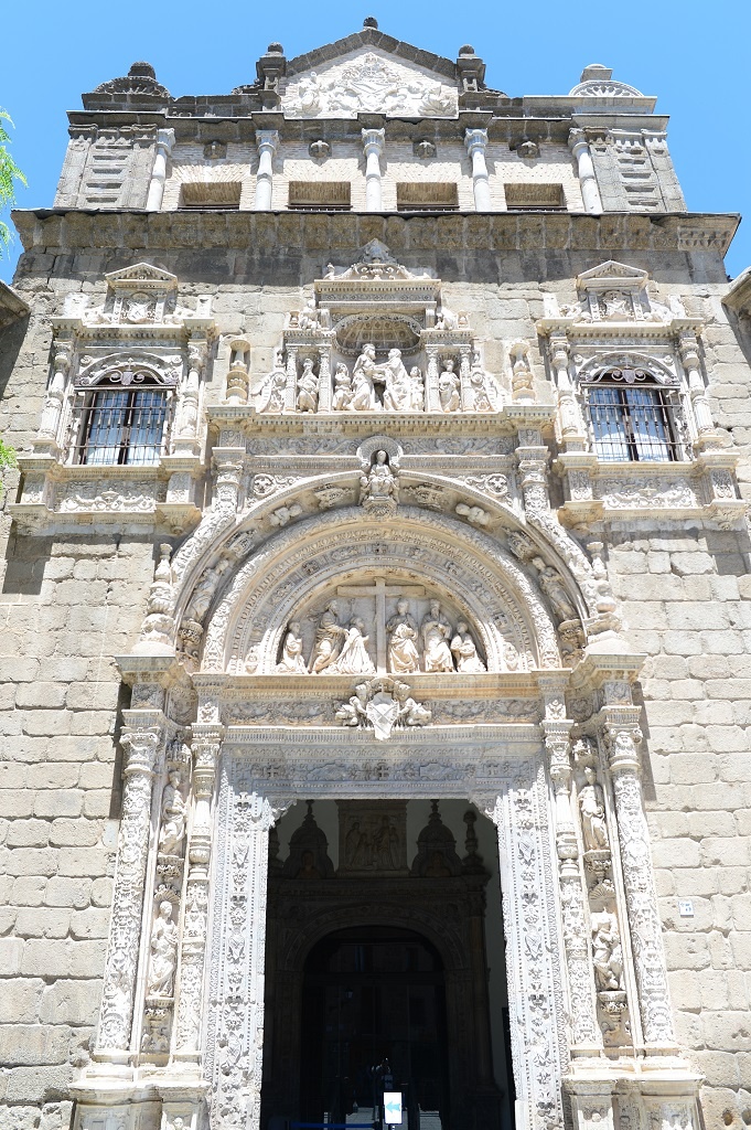            Главный вход в музей Санта-Крус – яркий образец испанского платереско