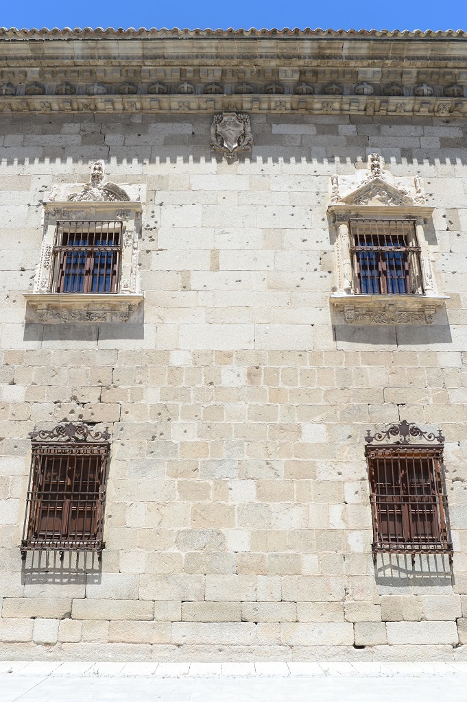 Массивная стена музея Санта-Крус