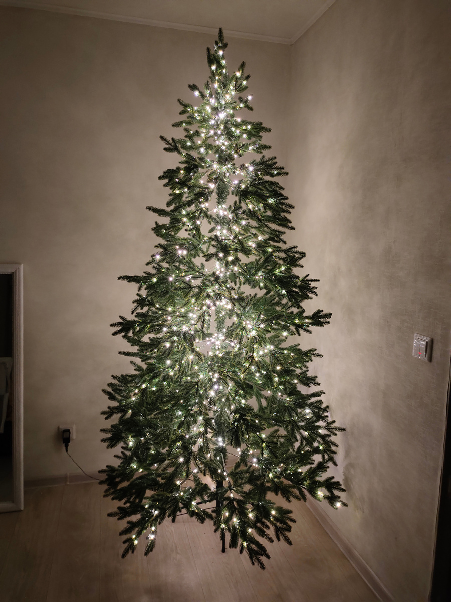 Красивая искусственная ёлка 