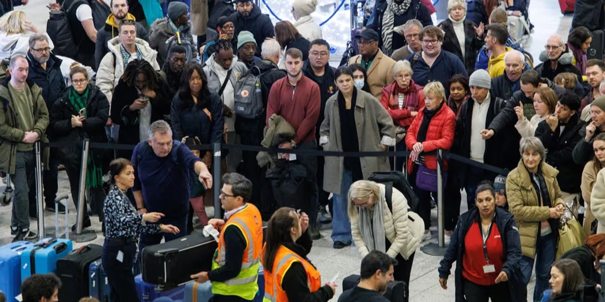 Подозрительные посылки вызывают недовольство в Лондоне. Угроза взрыва в аэропорту вызвала хаос. - EPA/ТОЛГА АКМЕН