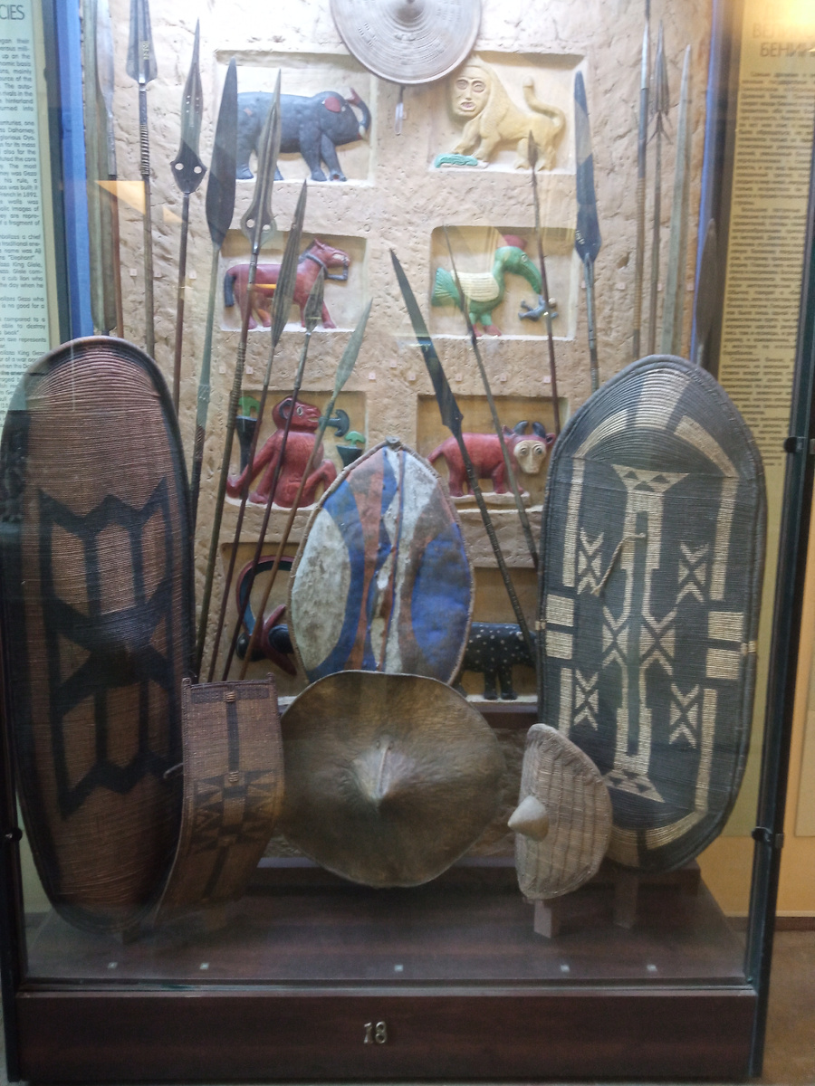 Представлен этнос разных народов мира. Это африканские щиты и копья