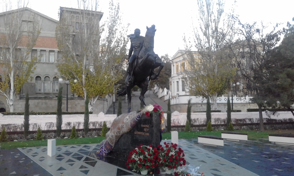Памятник генералу П. Котляревскому в Феодосии