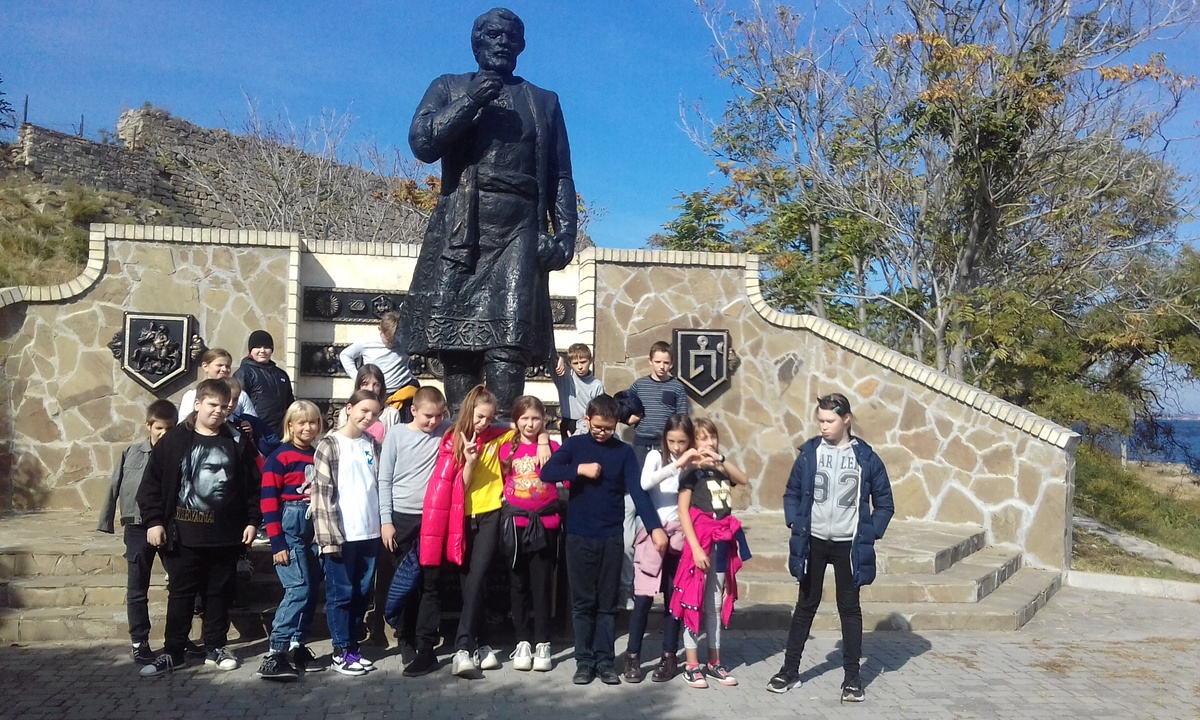 Возде памятника Афанасию Никитину