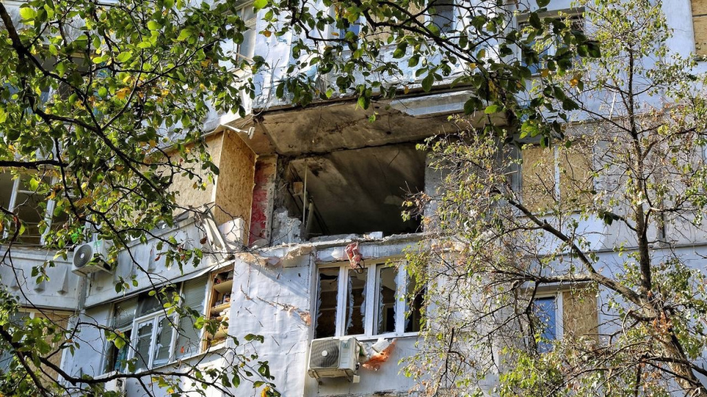    Выбитые окна после удара в Херсоне