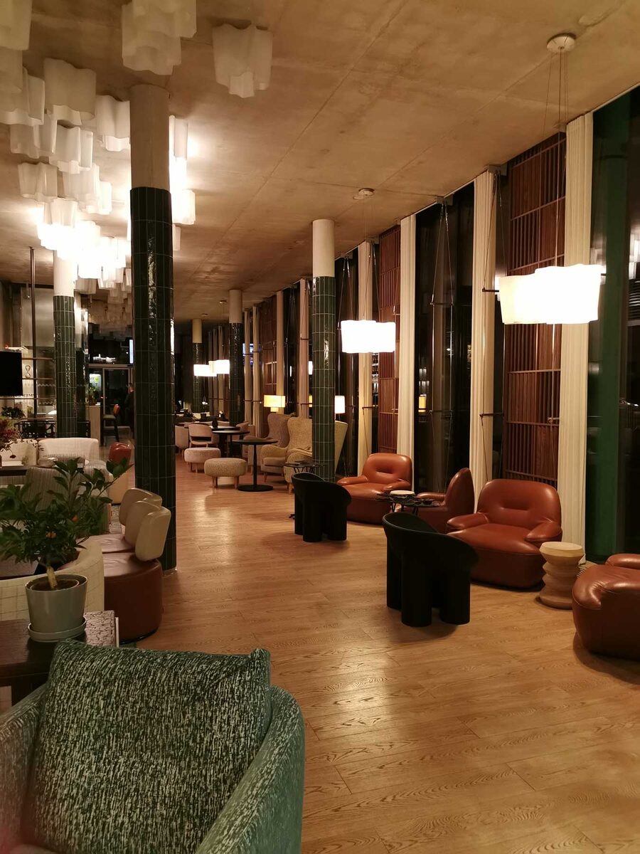 Уютный лобби-бар отеля.