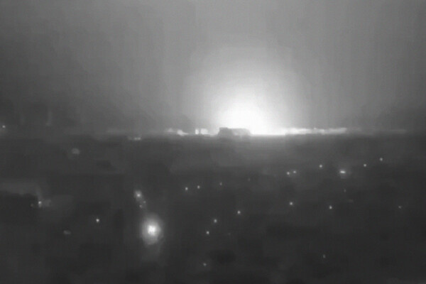 Вспышки в небе над Днепропетровском, 21 ноября 2024 года / MedvedevRussiaE/X (бывш. Twitter)   📷