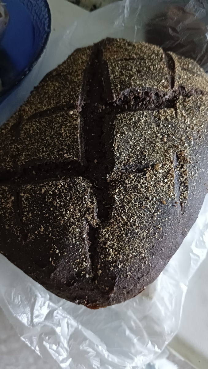 Ножом сделала узор еще по сырому тесту.