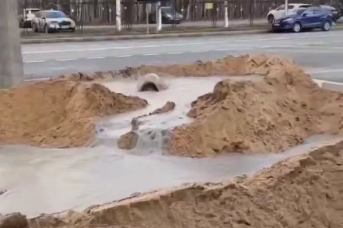    Странная серая жижа вырвалась из-под земли в районе будущей «Богатырской»