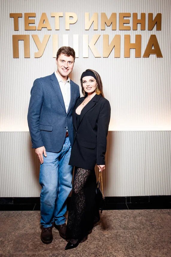    Фигурист Александр Энберт с супругой редакция RTWeek