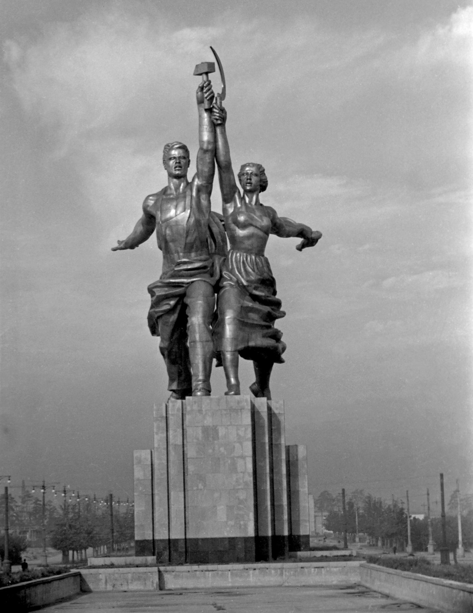Скульптура «Рабочий и колхозница». Скульптор Вера Мухина.