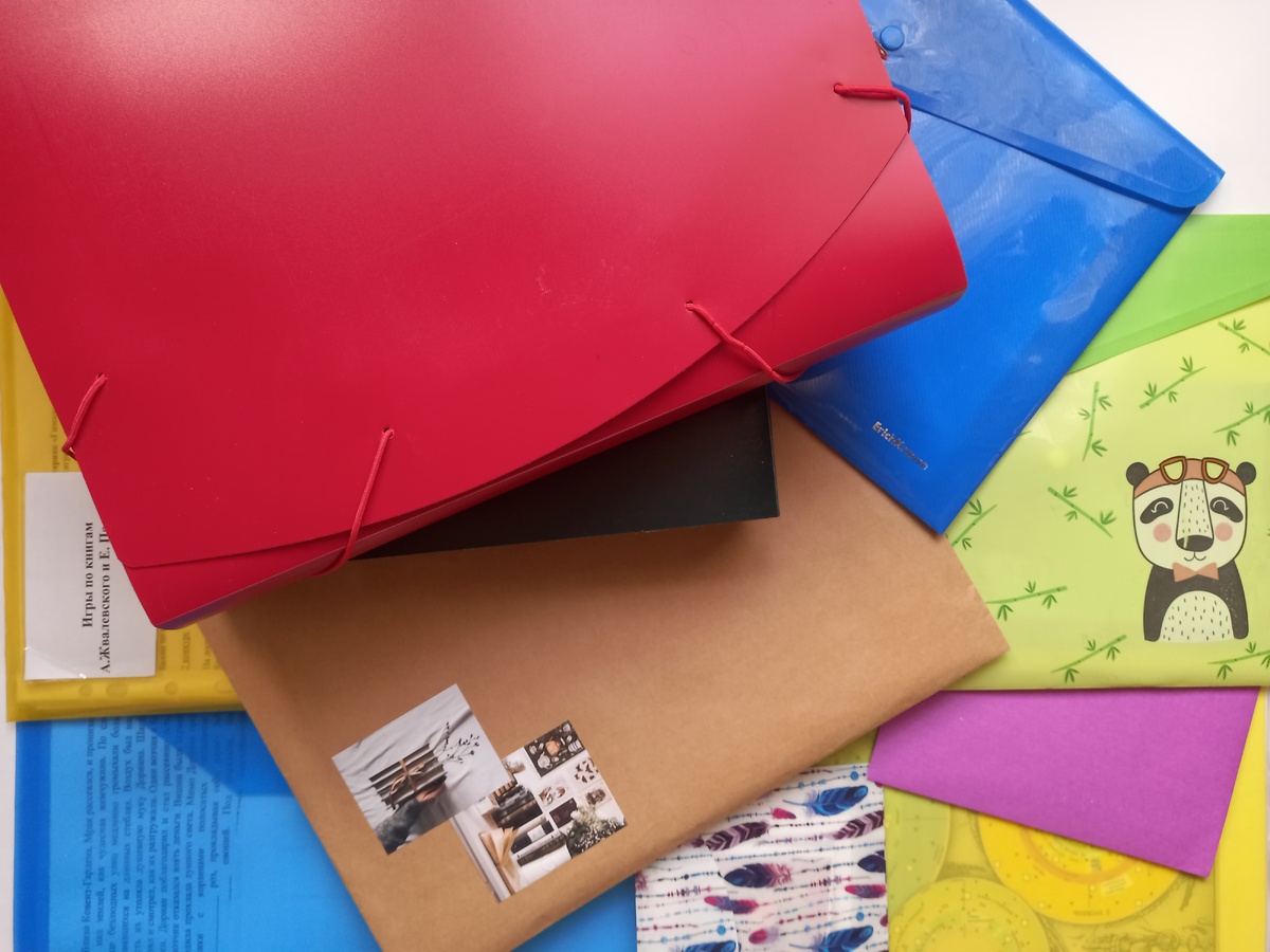 Как царь Кощей, над златом чахну))) Хотя мои сценарии - это для меня золото, для других не факт.  Количество папок, конвертов с материалами для игр всё больше и больше. Хорошо, что всевозможные предметы хранятся в шкафах на работе.  