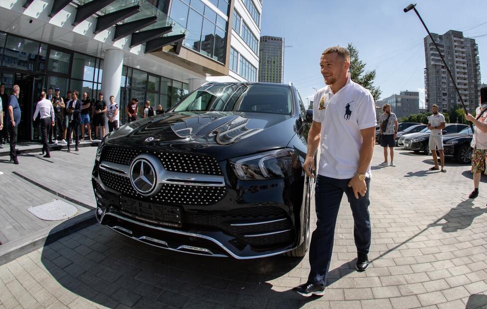 Когда Пётр стал чемпионом UFC, ему подарили авто.  фото: картинки яндекса.